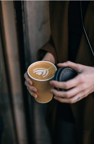 Choisissez les gobelets en carton pour vos cafés à emporter